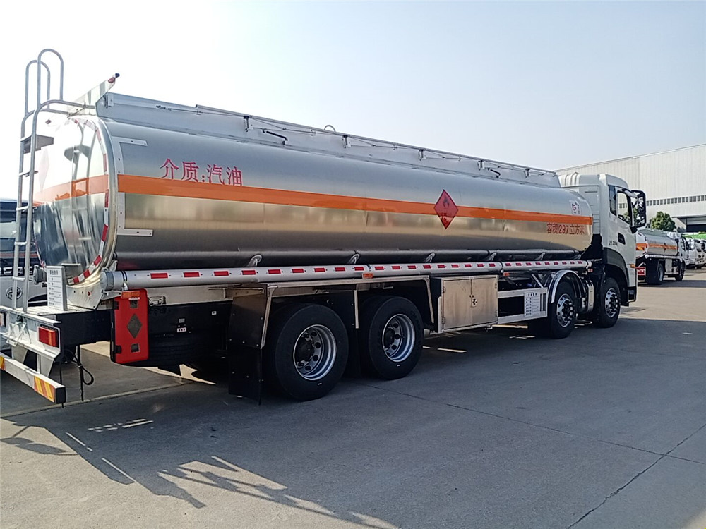 國六前四后八東風天龍29.7方油罐車圖片3