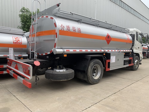 國六東風多利卡12.65方油罐車圖片3