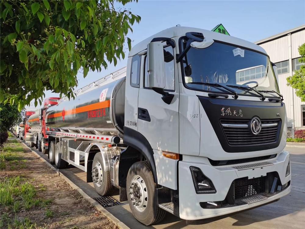國(guó)六前四后八東風(fēng)天龍29.7方油罐車(chē)