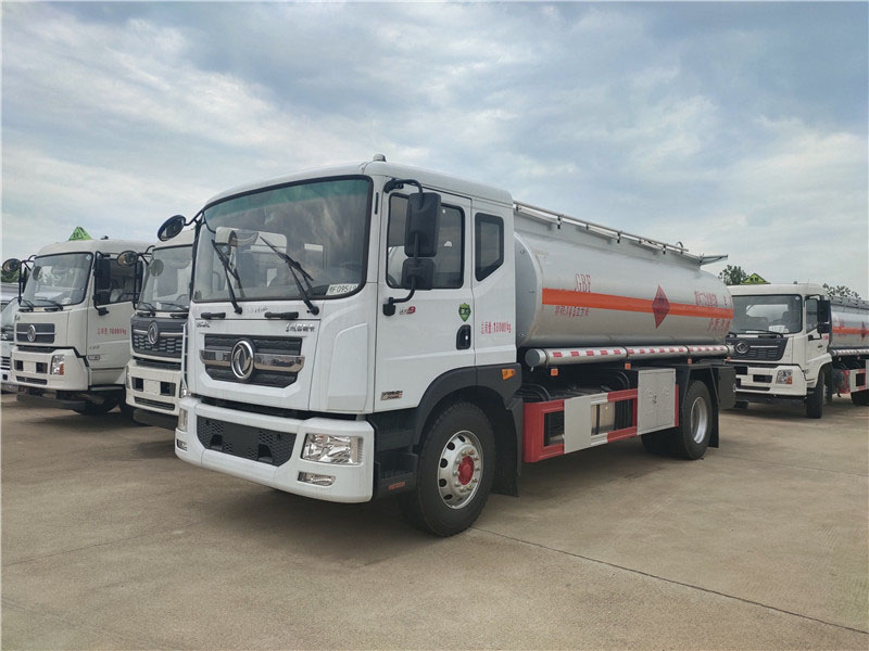 國(guó)六東風(fēng)多利卡D914.5方油罐車(chē)