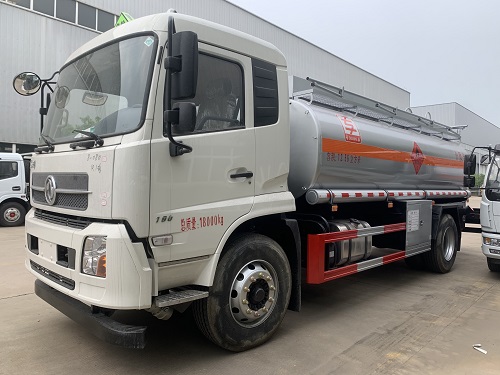 國(guó)六東風(fēng)多利卡12.65方油罐車(chē)